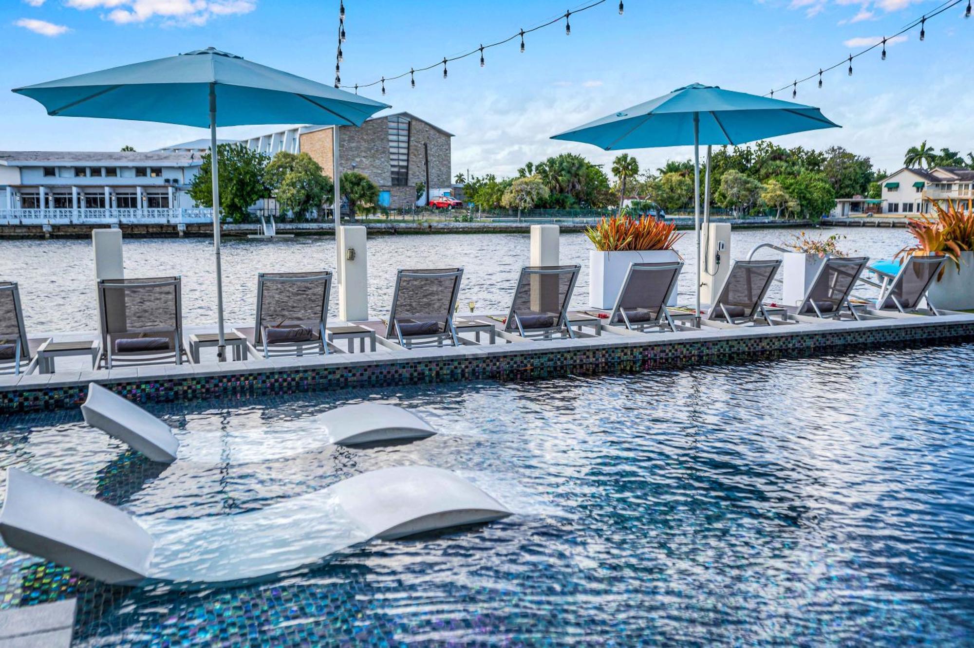 The Modern Castle Canal View Access Rooftop Living Greenhouse Vlllas Fort Lauderdale Esterno foto